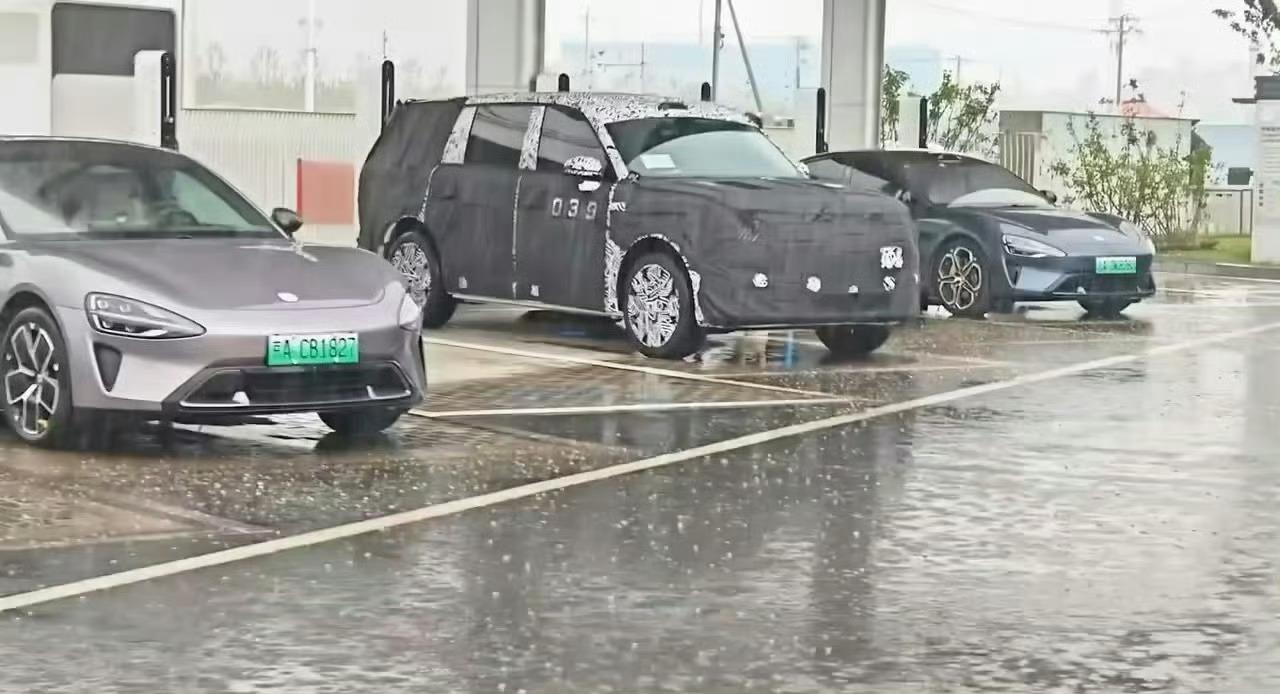 小米首款增程混动SUV谍照曝光增程配上大尺寸suv就很合理，不过这次会像谁呢[偷