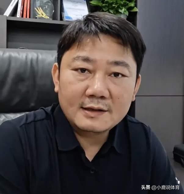 谁都骂张雪太冷血，听完整件事，才懂人家活得无比清醒。
 
直播间有个大哥连上麦，