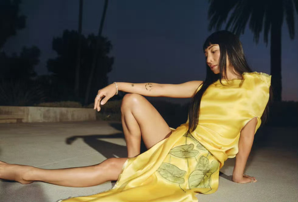 Greta Lee 英国版 Harper’s Bazaar 七八月合刊封面 Ha