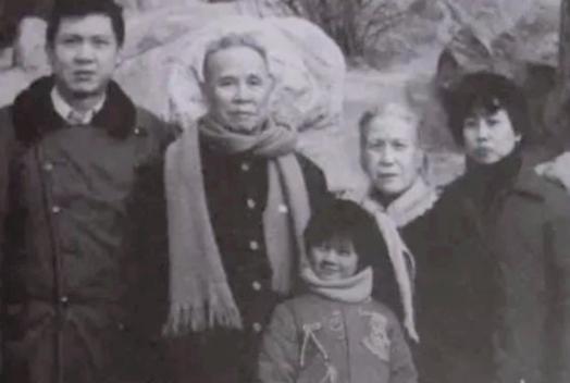 1971年，广州军区某部因为在军区比武中勇夺桂冠，该部参谋长邱承光（负责训练工作
