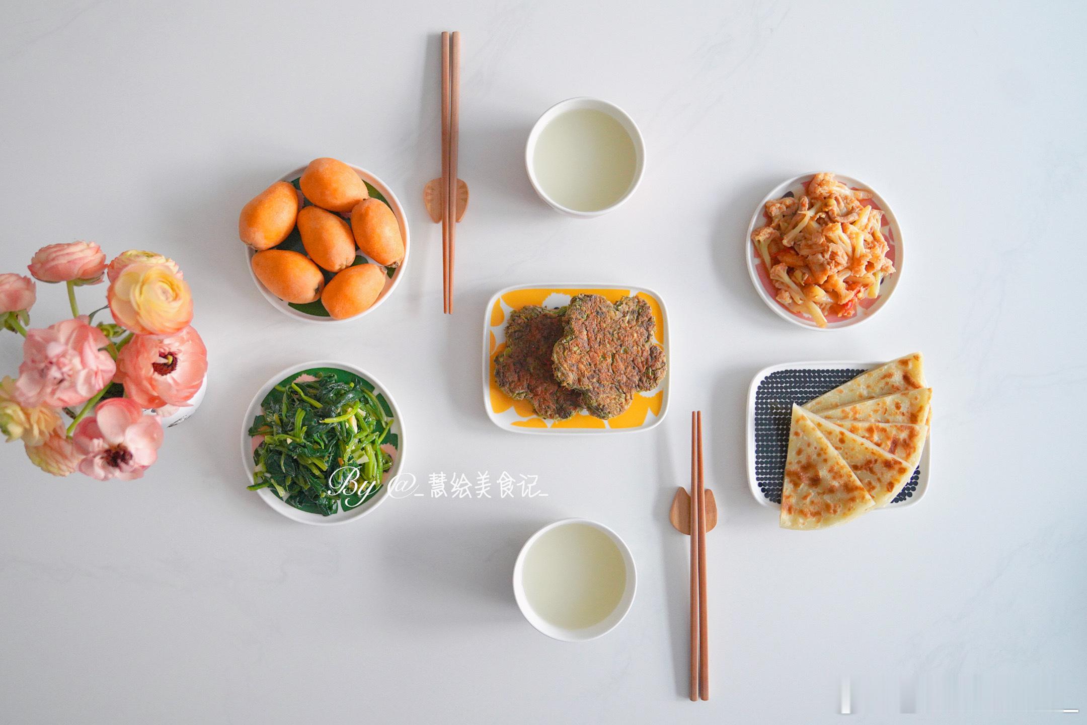 早餐香椿鸡蛋饼、番茄花菜、凉拌菠菜、家常饼、米粥、枇杷~周二早[鲜花] ​​​