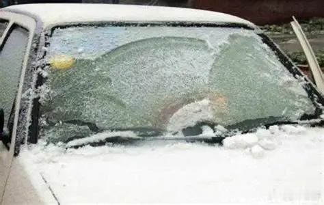 如何预防挡风玻璃结冰 冬季早高峰救星！停车前开窗 1 分钟平衡车内外温差，套上磁