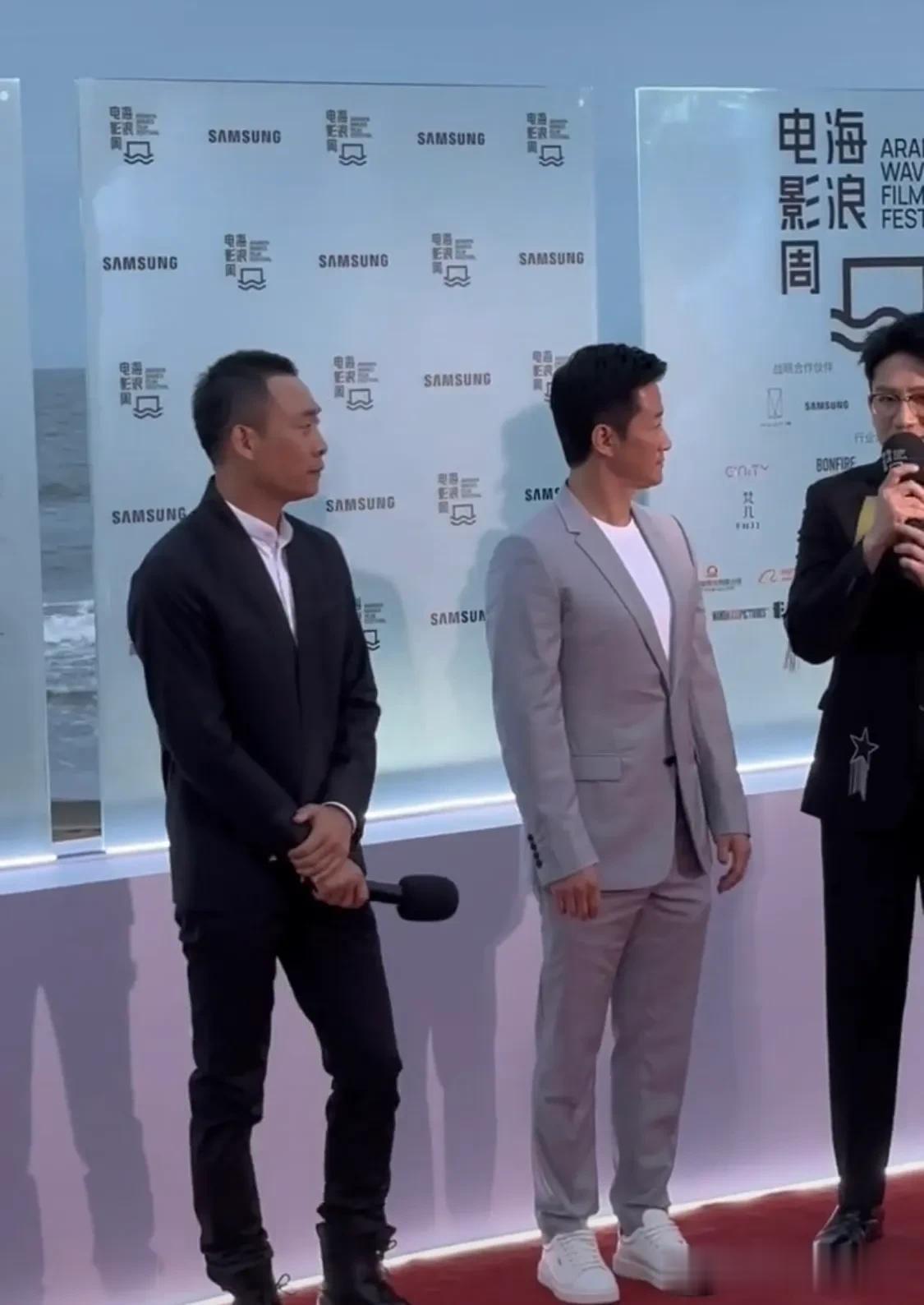 吴京&张译&海浪电影周同框，一个张扬霸气，一个低调内敛，性格完全不同的两个人却是