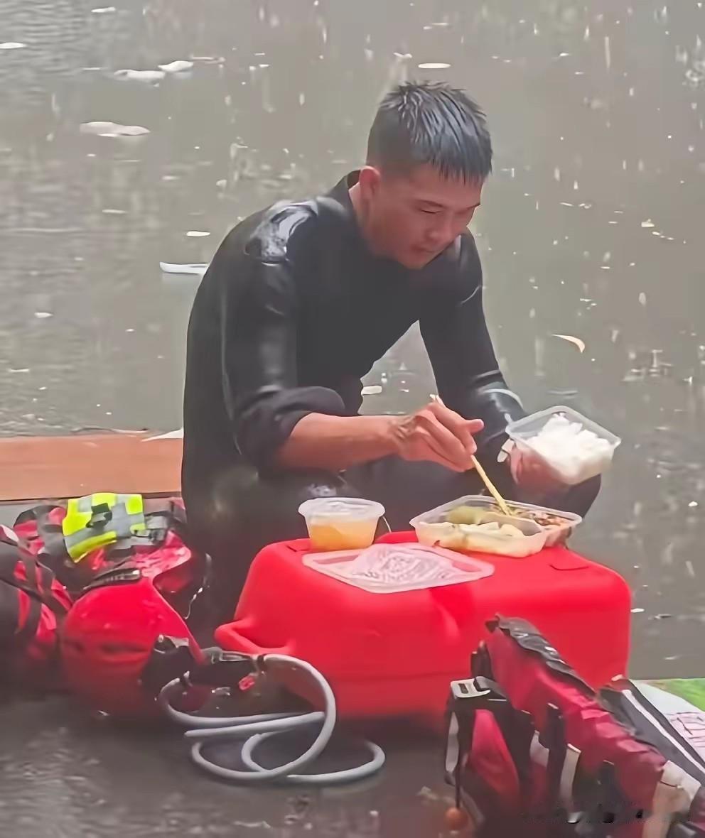 大雨中，他独自一人在吃饭！谁的丈夫，谁的儿子，又为了谁？他是最美逆行者，人民子弟