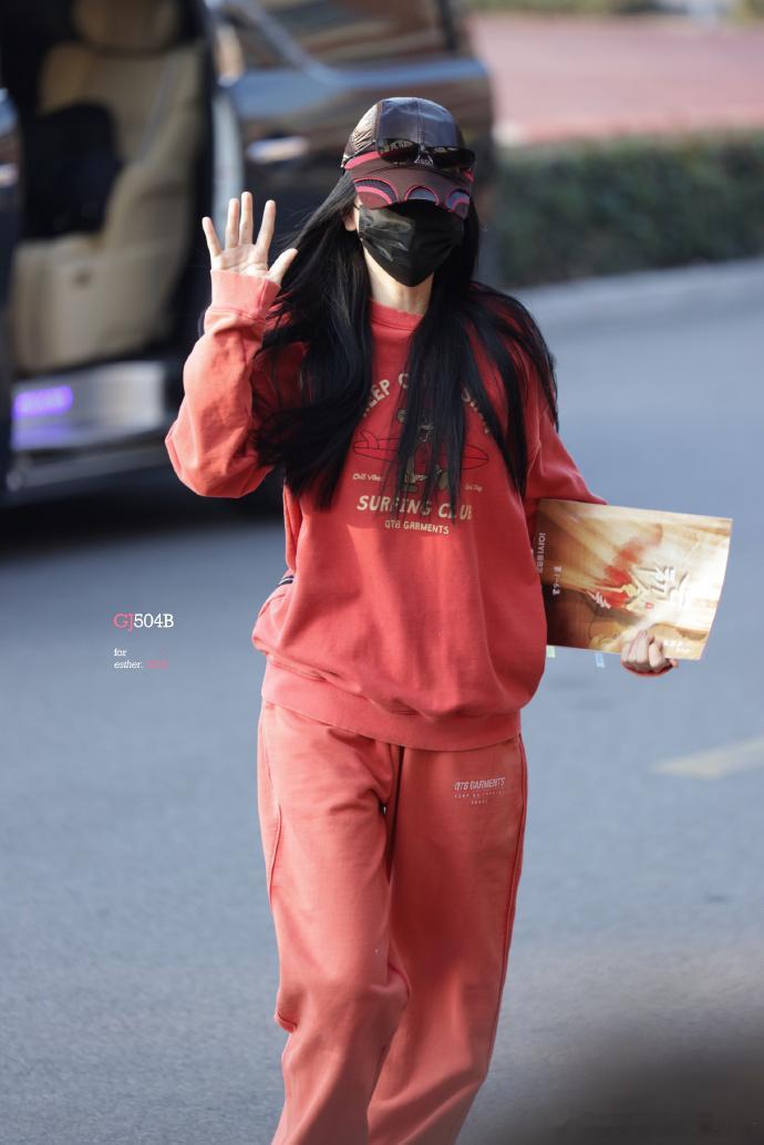 虞书欣粉色运动套装虞书欣穿运动服上班 救命！虞书欣穿粉色运动服上班，元气值爆表，