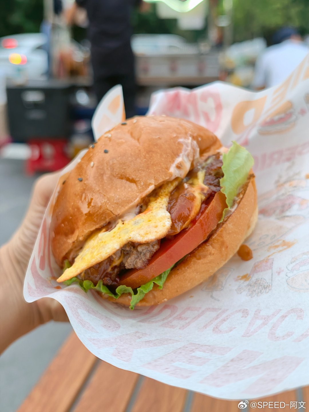 第一次吃路边汉堡🍔价格跟粤菜餐厅(麦当劳）差不多了老板说是巴西牛肉，我看看什么