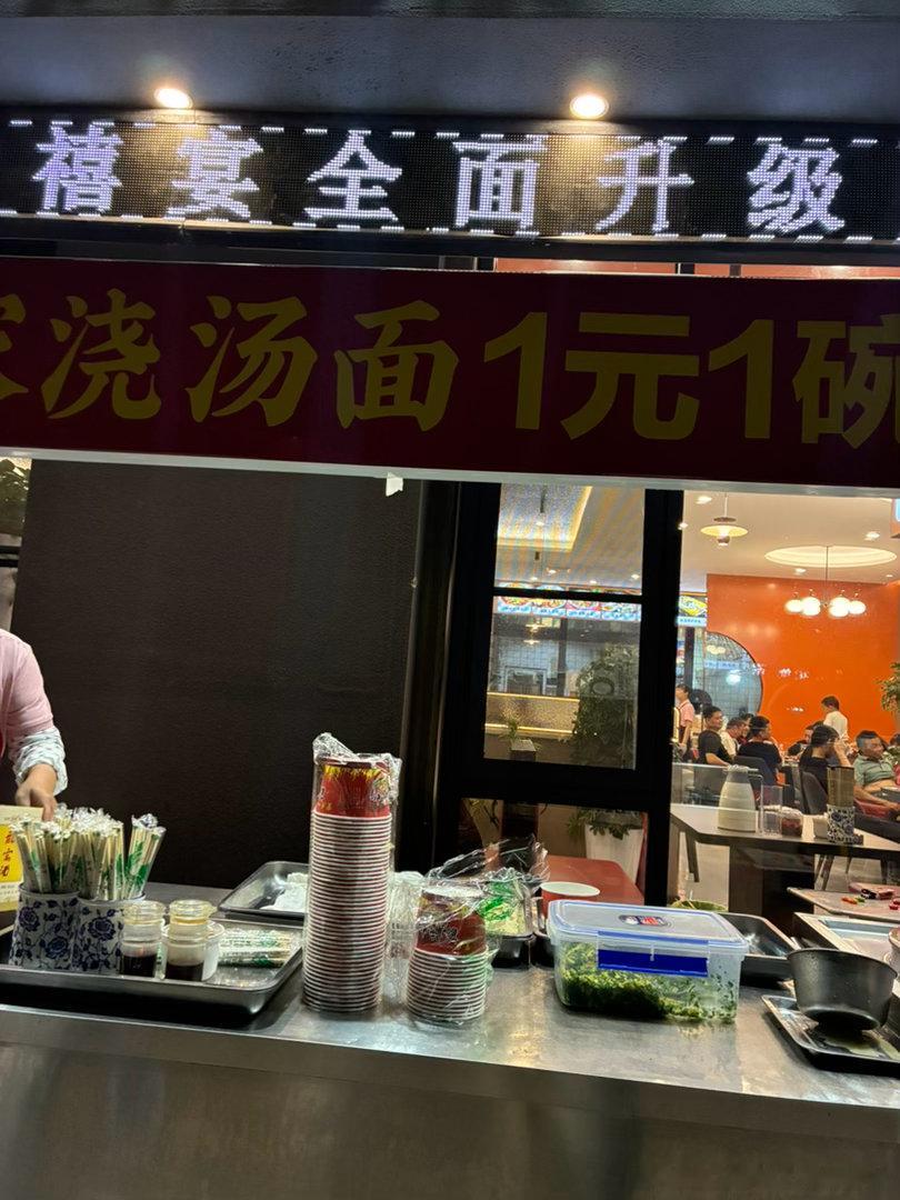 新开发了个店子新吃法，整了两碗面，试试水。我都二十年没吃过一元面了，虽然只有一筷