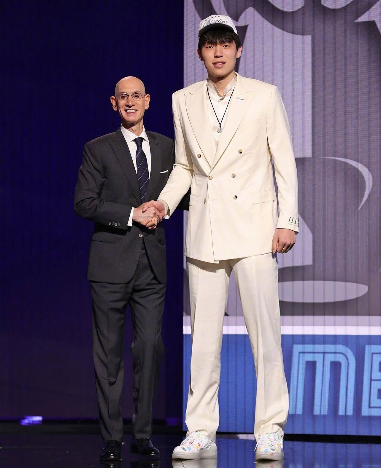 被问到：“哪个选秀时刻让你真正感到震惊？”Shams：“卡梅隆-约翰逊被太阳选中