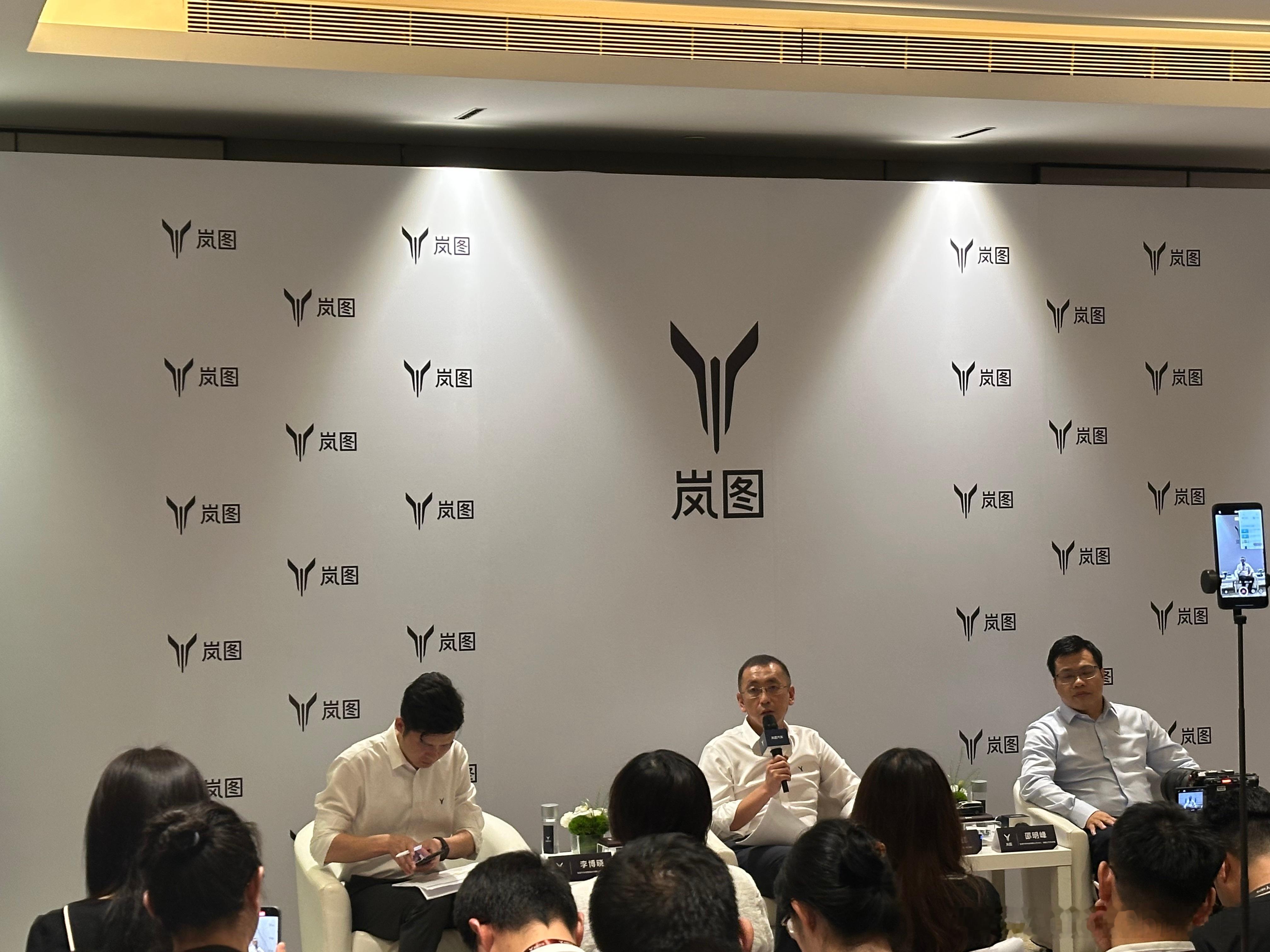 26款岚图梦想家昨天上市，18个小时大定突破1万张。作为一辆三四十万的MPV，2