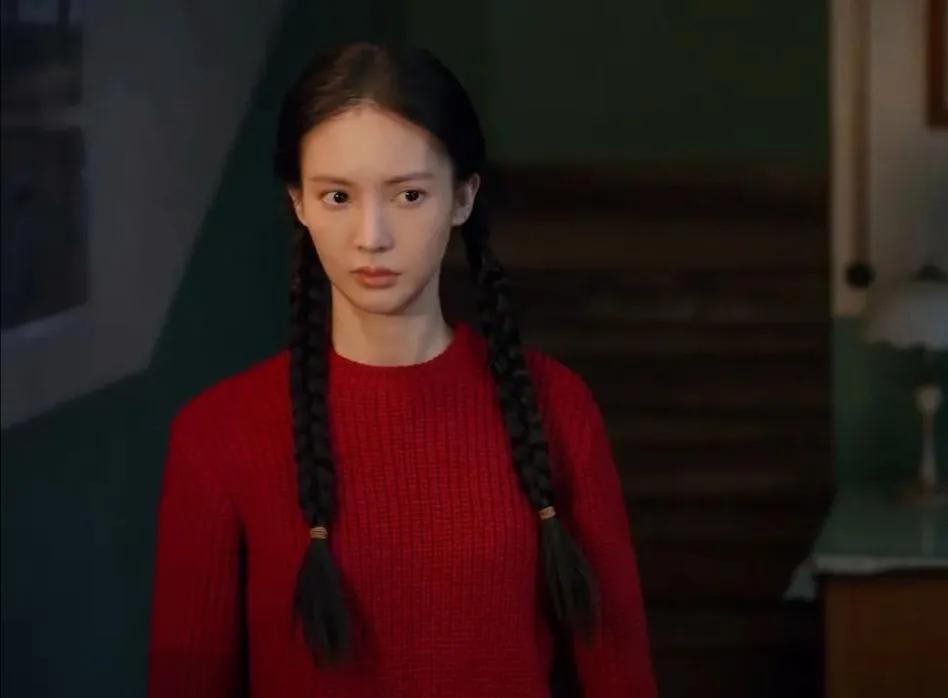 《南来北往》同样是在年代剧里，同样穿红毛衣、戴红围巾，同样两条大辫子，金晨和蒋雯