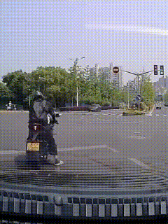 这不是巧了么，小伙子比窦娥还冤1000000倍。
网友6月30日发布的一段交通安