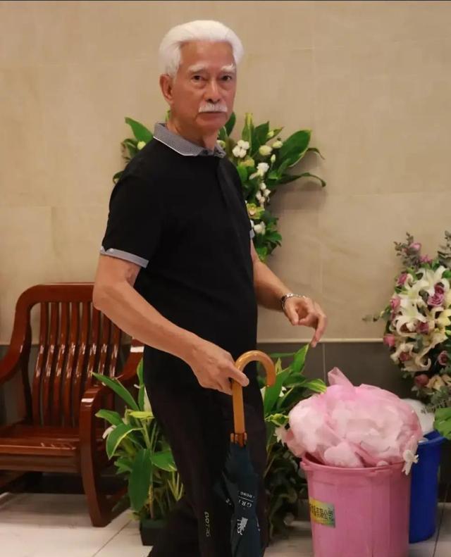 男人老了就应该留短发，留胡子，哪怕是花白的，依然男人味十足。
男人老了还留着长发