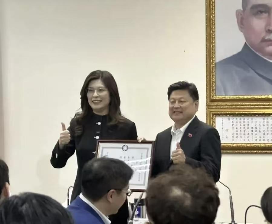 郑丽文穿上中山装，又美又飒，巾帼不让妩媚，象征着中山先生精神的回归，也象征着两岸