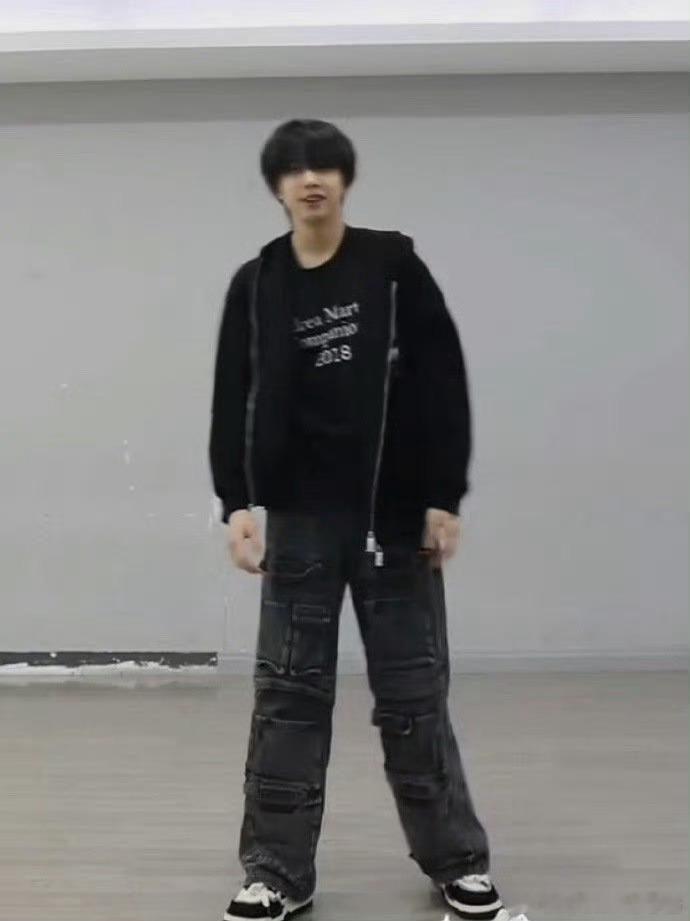 左奇函 陈奕恒同款裤子，你Pick谁造型表现力？ 