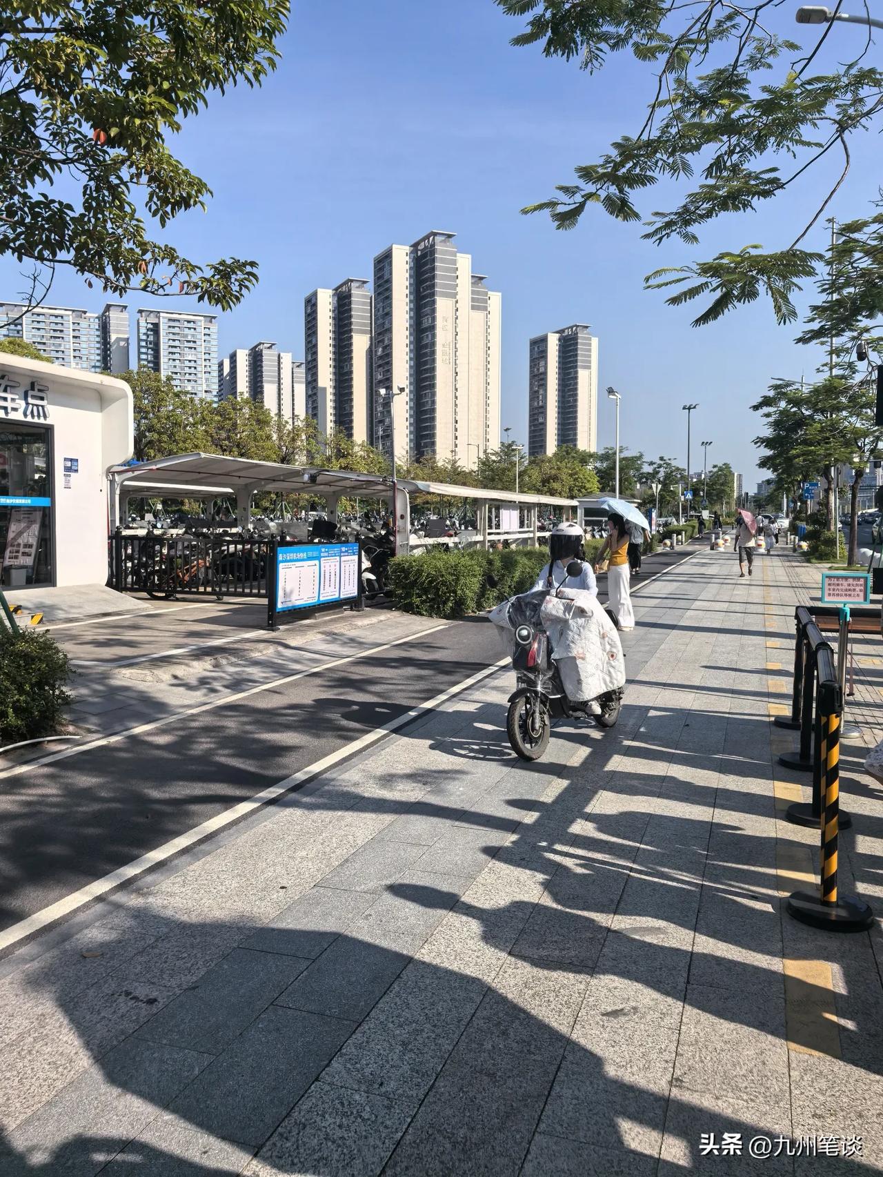 在人行道上逆行的电动车差点撞到行人！
新建设道路又能怎样？国内某一线城市，非机动