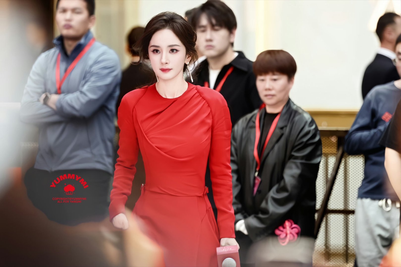 杨幂男粉 好像要申冤我要是见到杨幂本人 嗓子直接不要了谁看到这么美的杨幂能忍住不