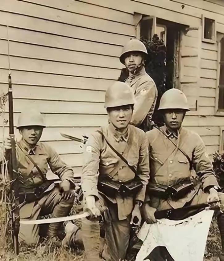 1943年，一铜匠被鬼子抓去搬弹药。鸡贼的铜匠每次趁鬼子不注意，都会扛着弹药箱偷