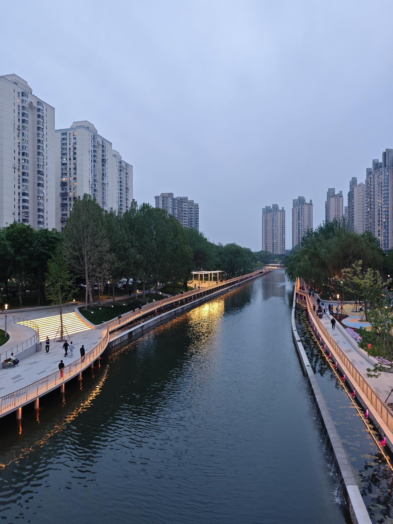 北小河变成网红河道挺好的，一夜变脸变成臭水沟后马上媒体就开始报道。
以前这种情况