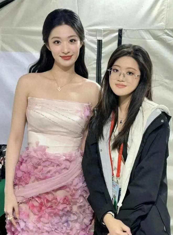 王楚然是山东大骨架美女，颜值出众，肤白貌美，身材完美。新剧《这一秒过火》路透惊艳