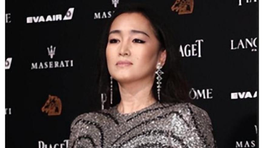 你知道吗？巩俐近期在国内线下活动的生图流出，60岁的松弛状态直接惊艳了全网。
她