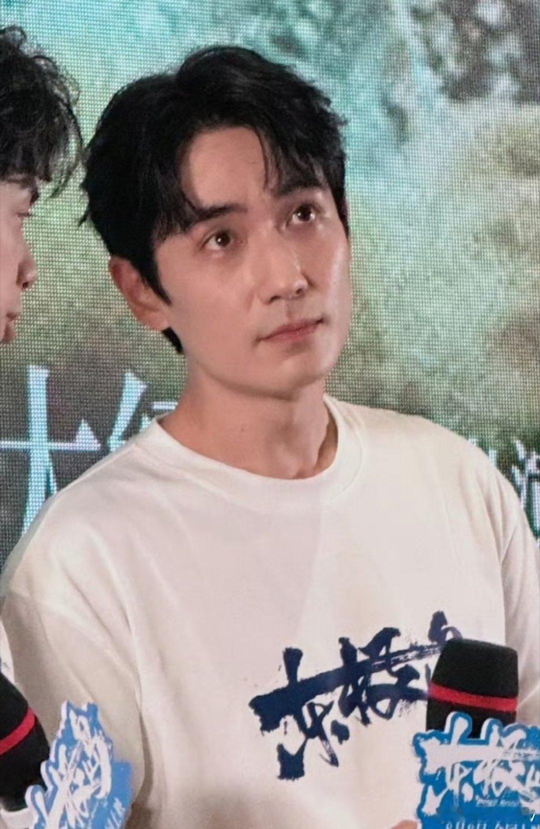 朱一龙东极岛直播 天生的大荧幕脸，太有质感了，这次的角色跟以往的都不同，有亿点期