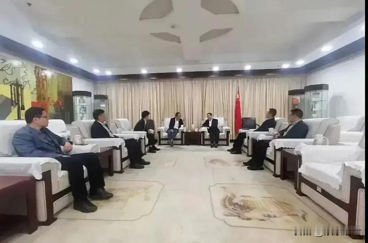 任何有良知的人都会支持董宇辉，绝对不会支持俞敏洪，俞敏洪表面上是承担了巨大社会责
