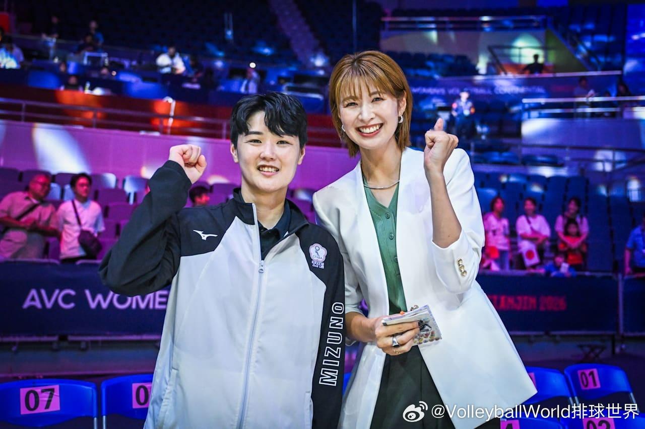 2026女排亚锦赛 可爱瞬间大放送💖123，大家一起比个✌️📷 ​​​​