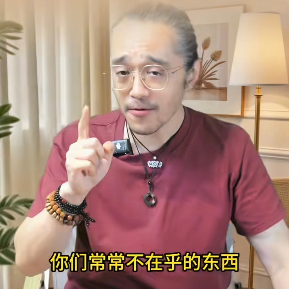 车规级纸巾盒如果要放在前挡下面，最好还是选择车规级的，车上的大件装饰物，最好也选