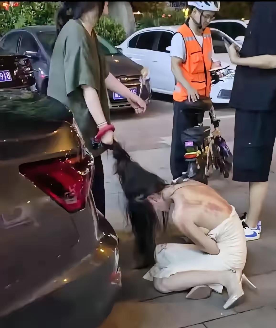 原配打小三，虽然不体面，但是解气！

小三自作自受，不然小三更猖狂，男人更无耻。