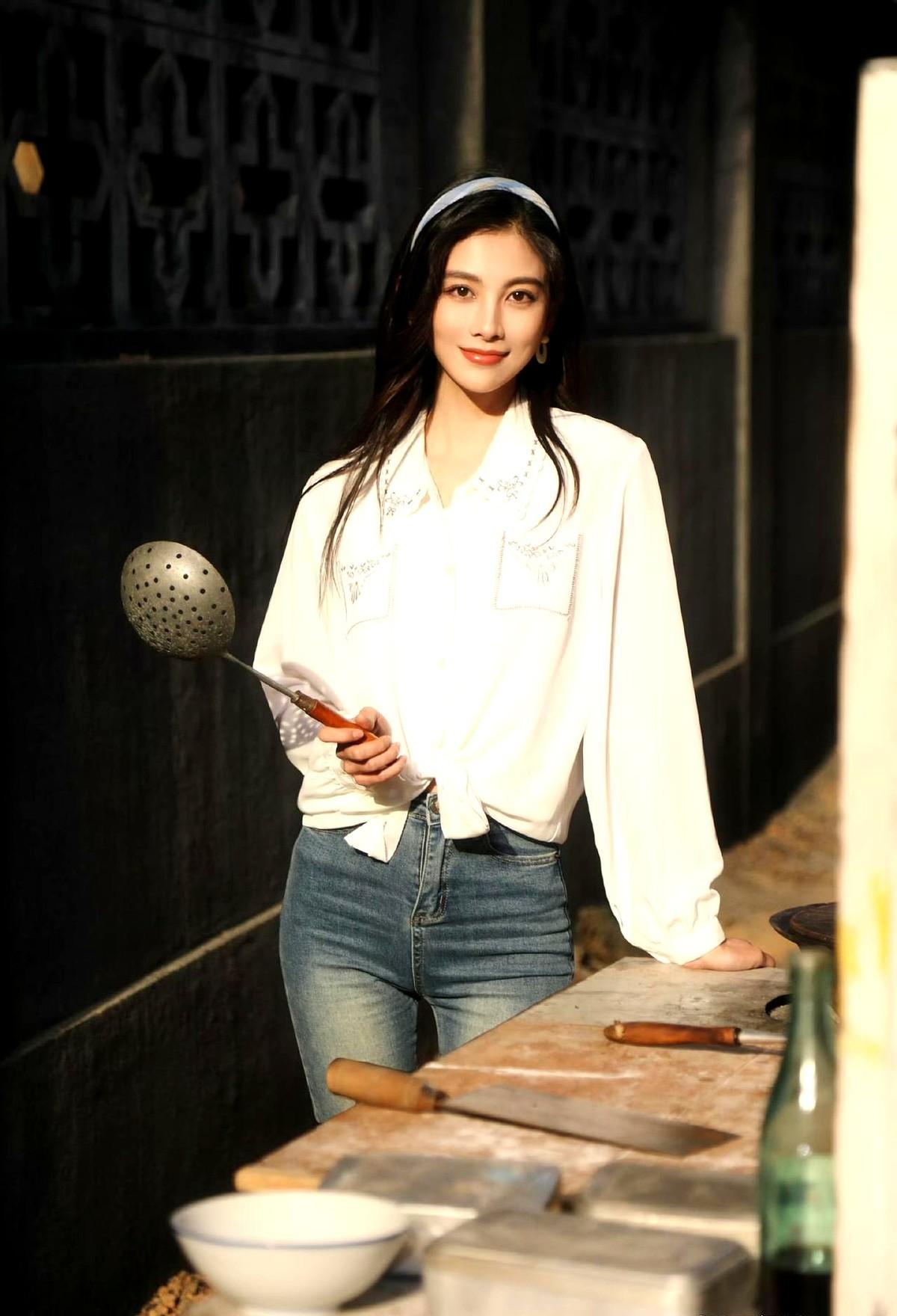 宁可凭一个“深夜收摊”的无声镜头出圈，也不肯沾闺蜜赵丽颖一点光，王伊瑶这股清流，