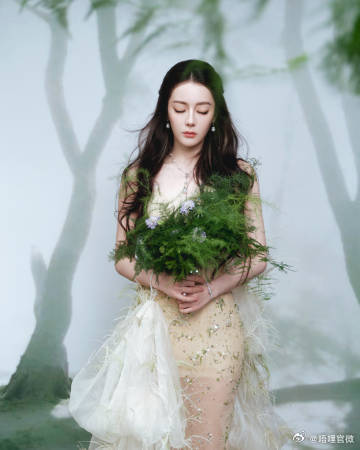 被迪丽热巴美貌震撼中迪丽热巴花仙子下凡和绿植相融，画面清新又好看 ​​​