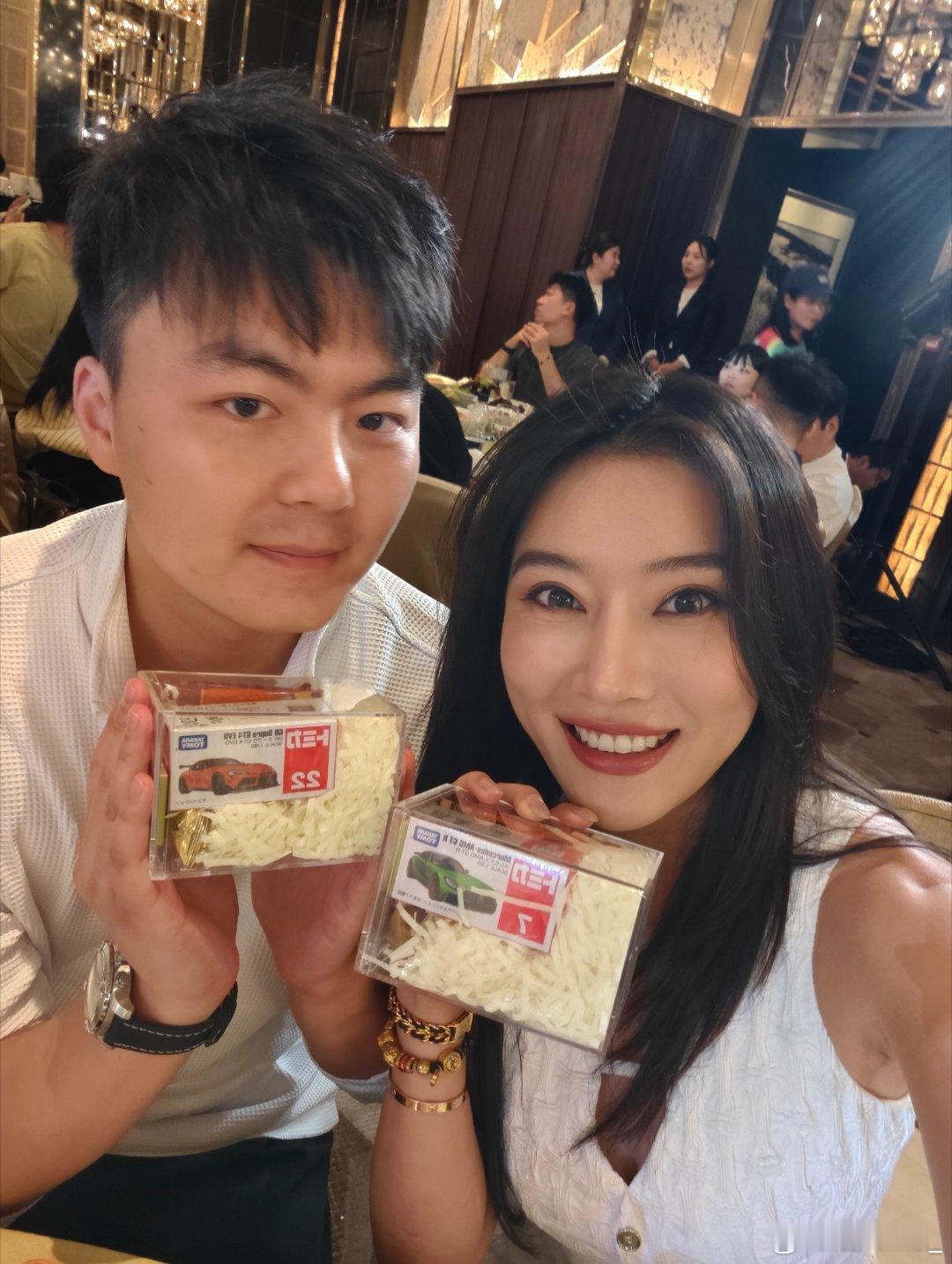 车评人小吕秋晨大婚 这伴手礼也太用心 太细节了[打call]大家都拿到了自己的本