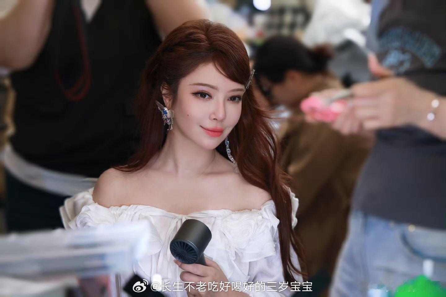 维妮娜 我不知道评分标准是什么维妮娜淘汰了，她含泪问“我不知道评分标准是什么”，