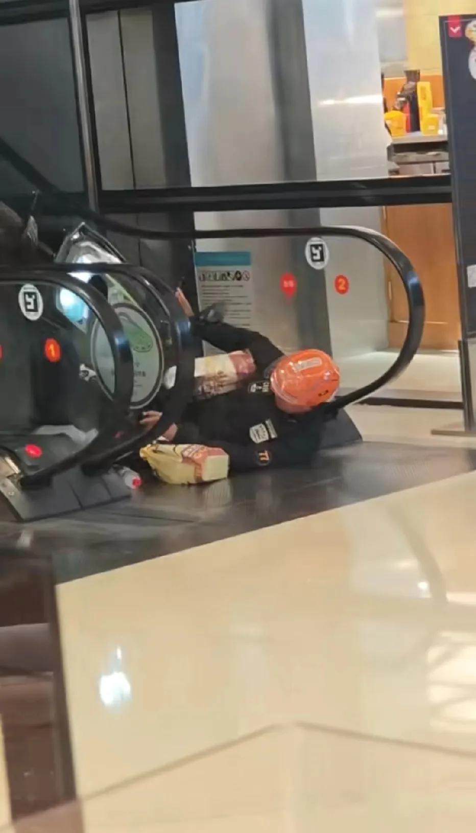 危险！外卖小哥骑车要上扶梯，这回摔了，餐食损坏了，车子也受损了，不划算！还是安全