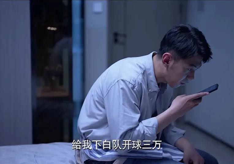 男人偷偷躲在房间里发语音，妻子进来后看到丈夫手机上的内容，瞬间疯了一样锤打着男人
