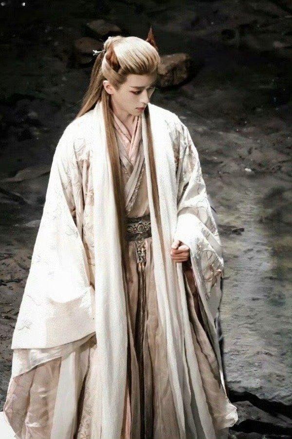 现在男明星的古装咋都这么繁琐 ​​​