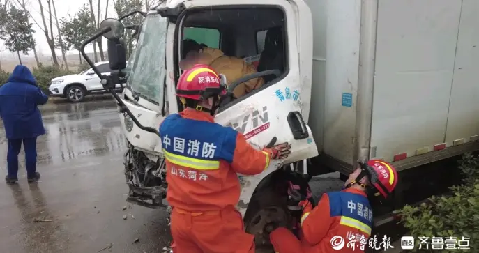 果然视频|货车因路滑失控撞上路灯杆，消防员及时到场救援