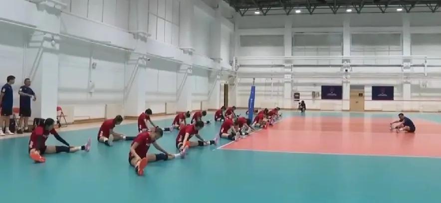 中国女排按规定，
是进入到比赛场地训练。
在训练中，
可以看出来，
中国女排也是