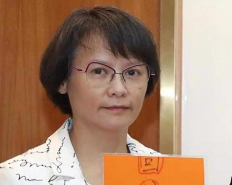 台湾省中学语文教师区桂芝在台湾孙文学校演讲台上说，“中国国民党不是美国国民党，中