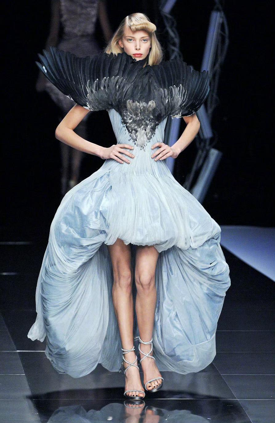 • Alexander McQueen S/S 2008在这场天马行空的时装秀里