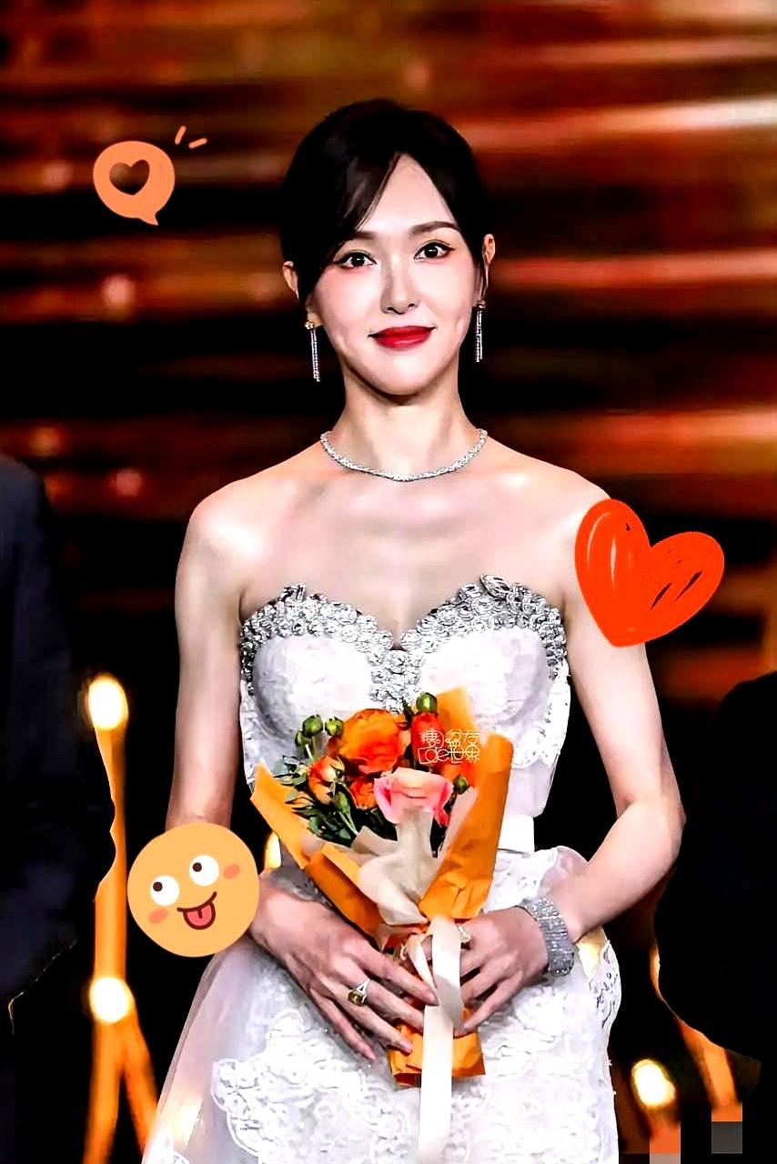 怎么还有人说唐嫣突然复出是婚姻亮红灯？
人家生完娃就一头扎进《繁花》剧组，整整三