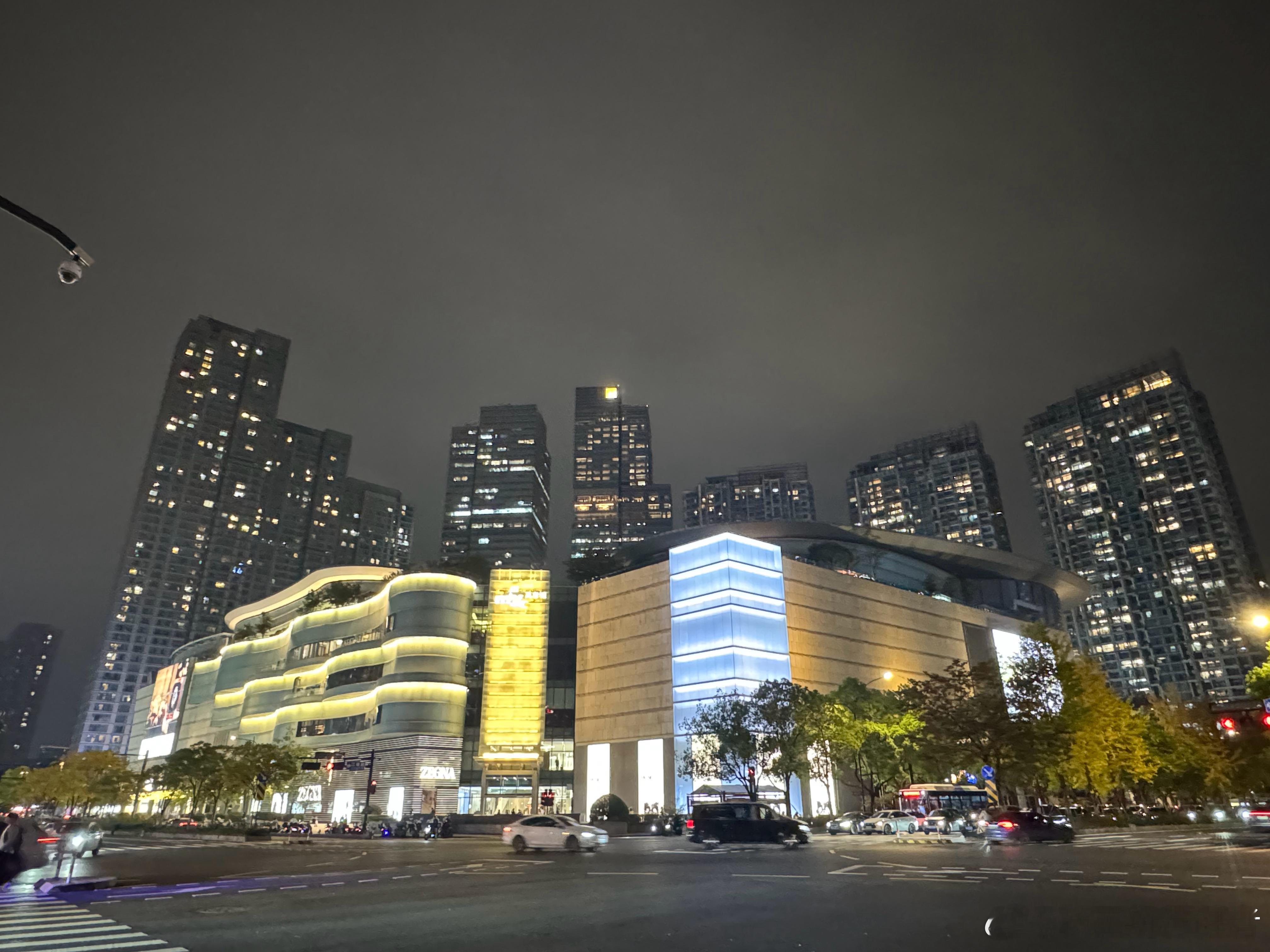 经过杭州万象城，灯火辉煌、人流如织，十几年的时间，这里从“门前冷落车马稀”到现在