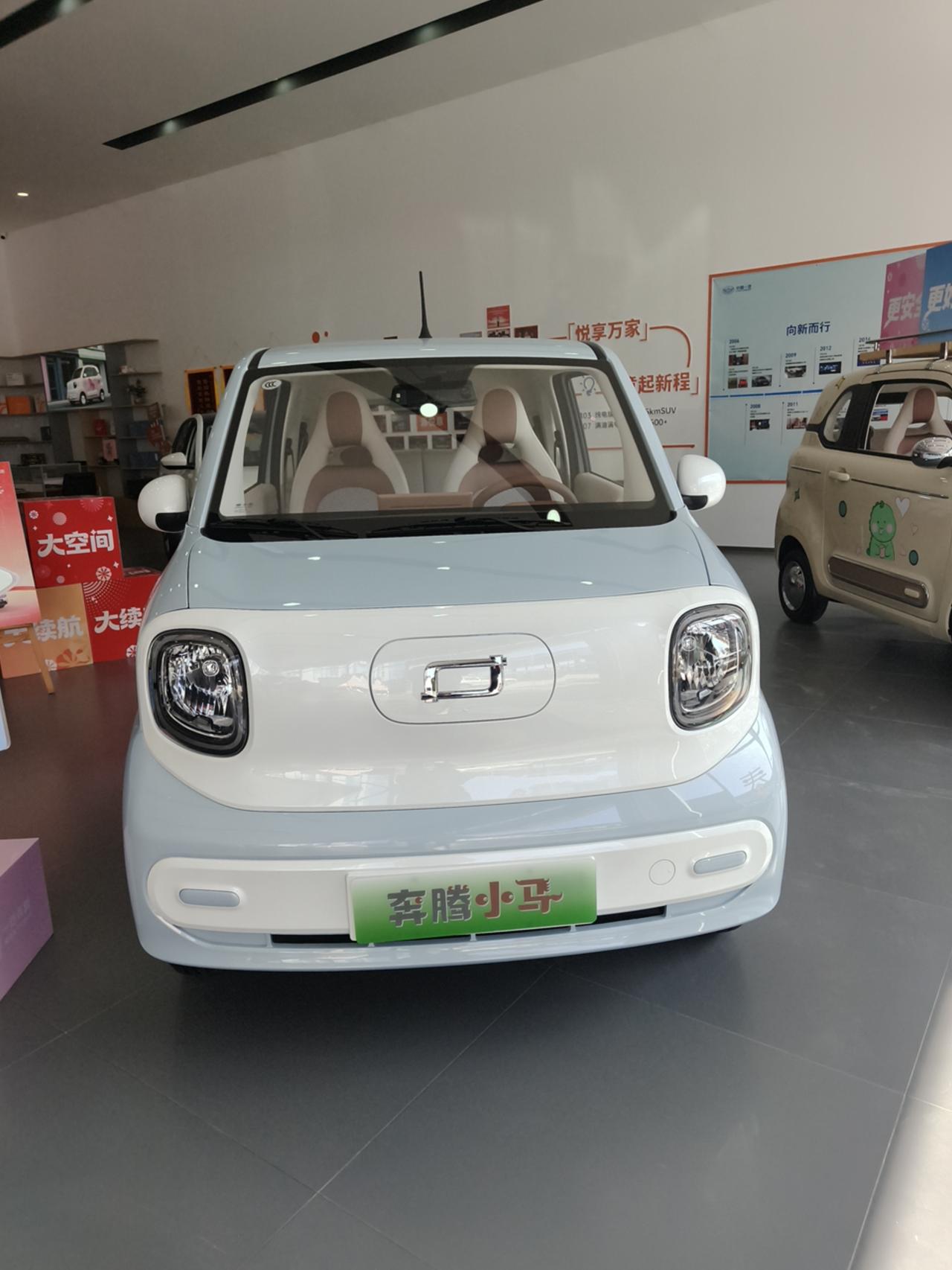 几万块钱买个代步小车，奔腾小马就挺好。这外观还是挺漂亮的，双拼色车色挺时尚，看上