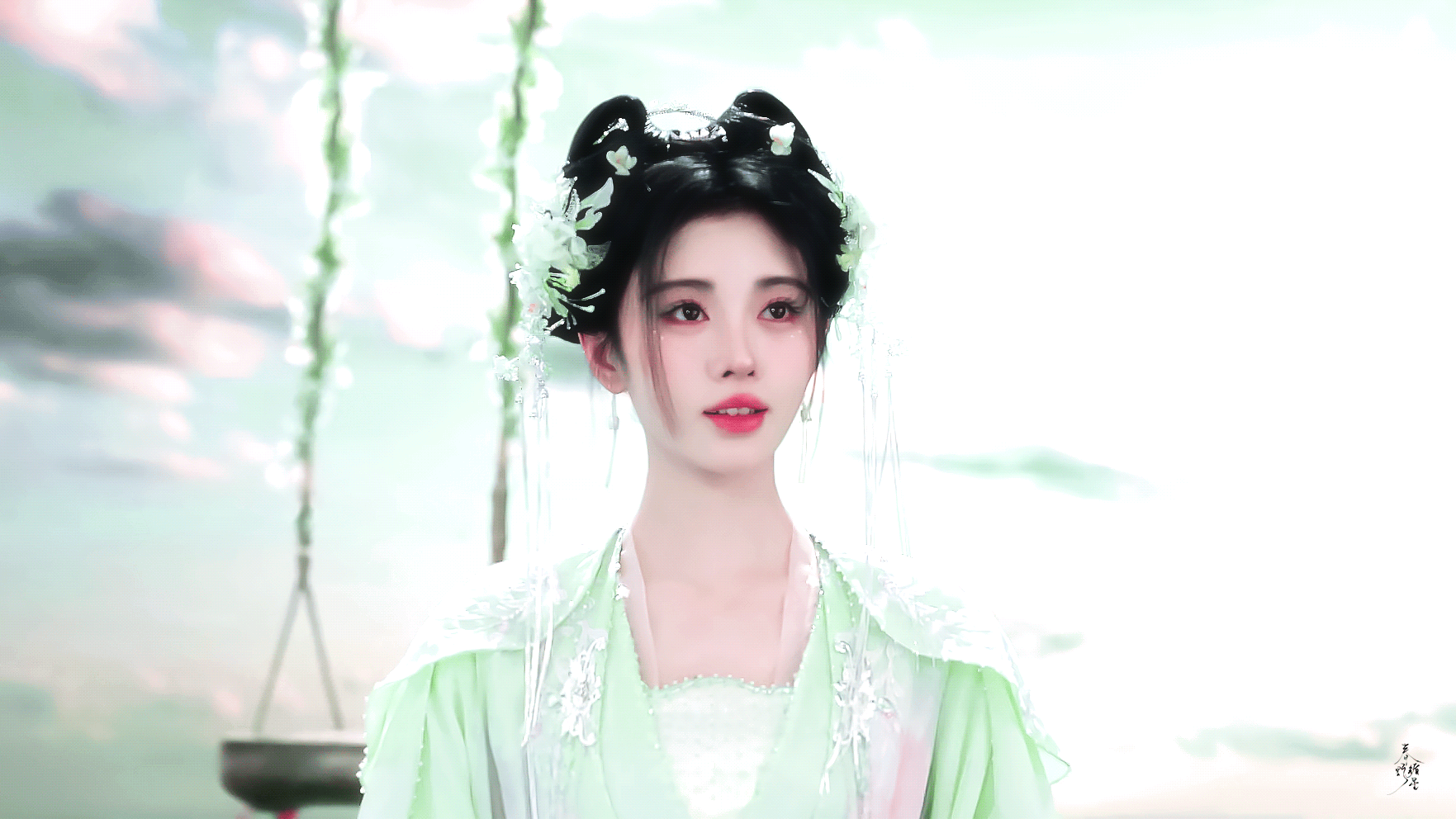 ▪️千香┊鞠婧祎✖️姜黎非🌷鬓簪素白花千簇，眼藏浅黛一川春🍃✨鞠婧祎连水珠都