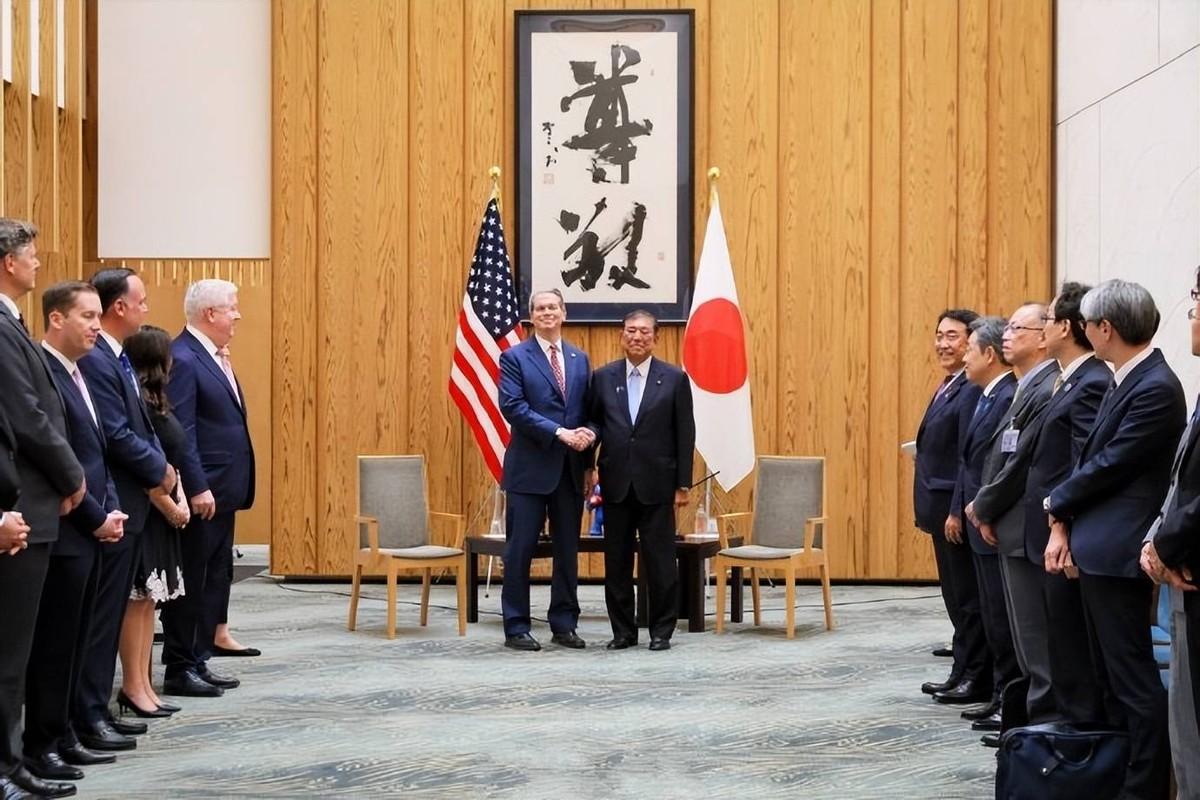 日本接待中国和美国的规格大不同，同一个客厅，可一个安排的是沙发、一个却是木椅，连