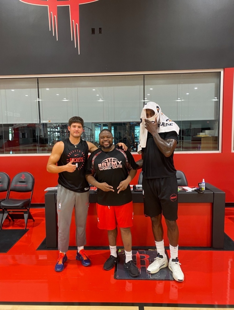 NBA训练师Stanley Remy晒出自己与谢泼德的训练照。nba休赛期 ​​