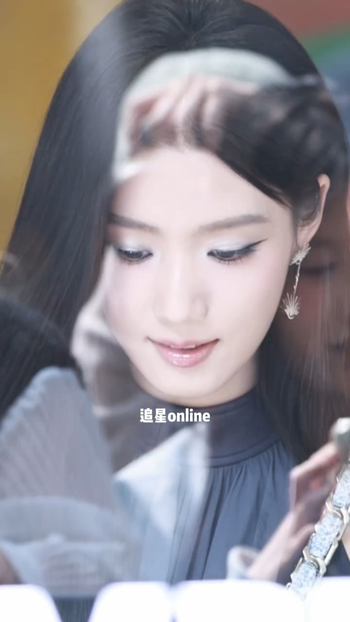 比风先吹过来的是噜噜晓的香气卢昱晓蓝色烟熏妆卢昱晓紫色薄纱上衣造型