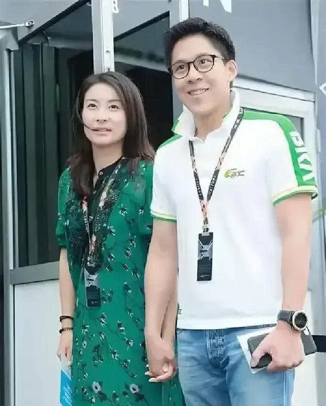 霍启刚代表霍家给大埔捐了三千万。
暴雨把村子冲得七零八落，他第二天就拍板拨款，还