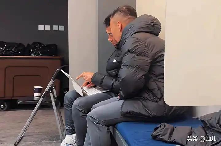 本赛季第一场京沪大战已经过去几天了，但是其中某些细节还是值得回味，近日一张赛后申