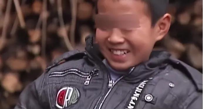 2016年，湖南一小学生在半夜频频怪笑吓坏同学，父母得知后将孩子接回，可回家后男